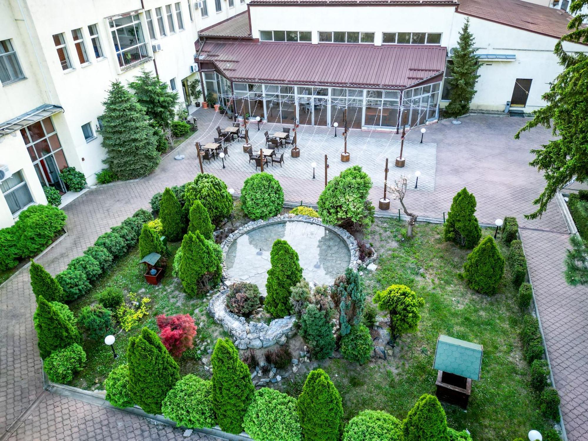 Hotel Fontana Backa Palanka Bagian luar foto