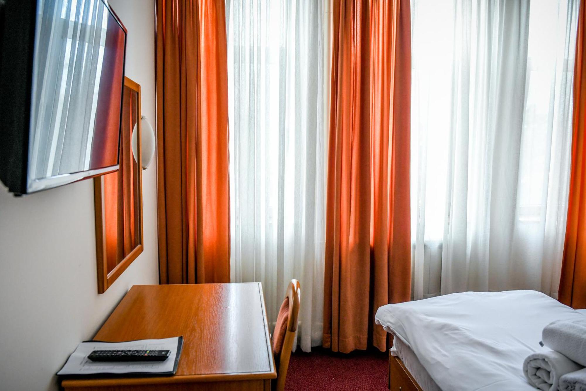 Hotel Fontana Backa Palanka Bagian luar foto