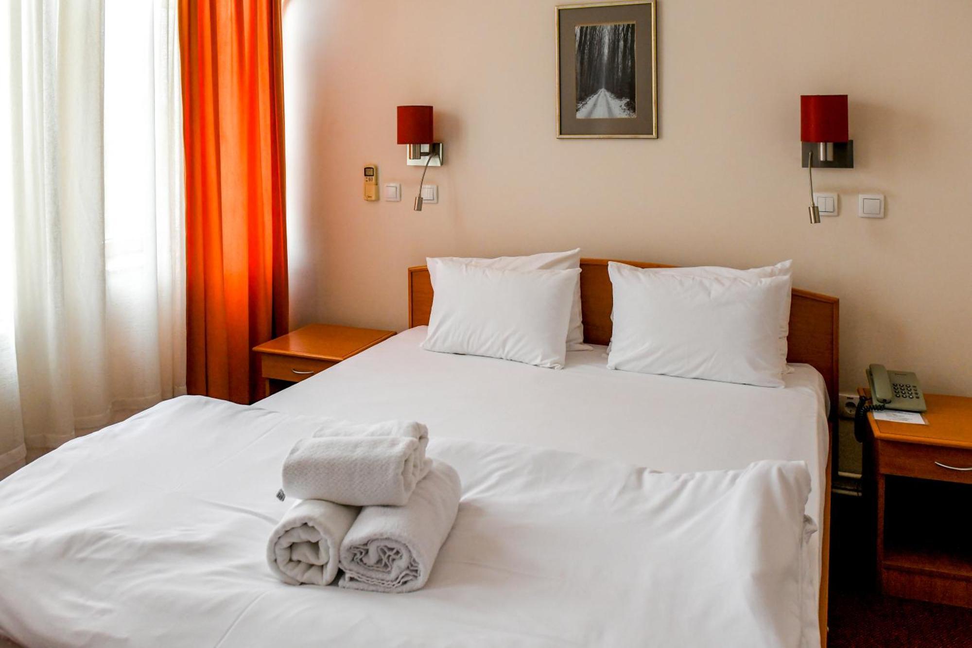 Hotel Fontana Backa Palanka Bagian luar foto