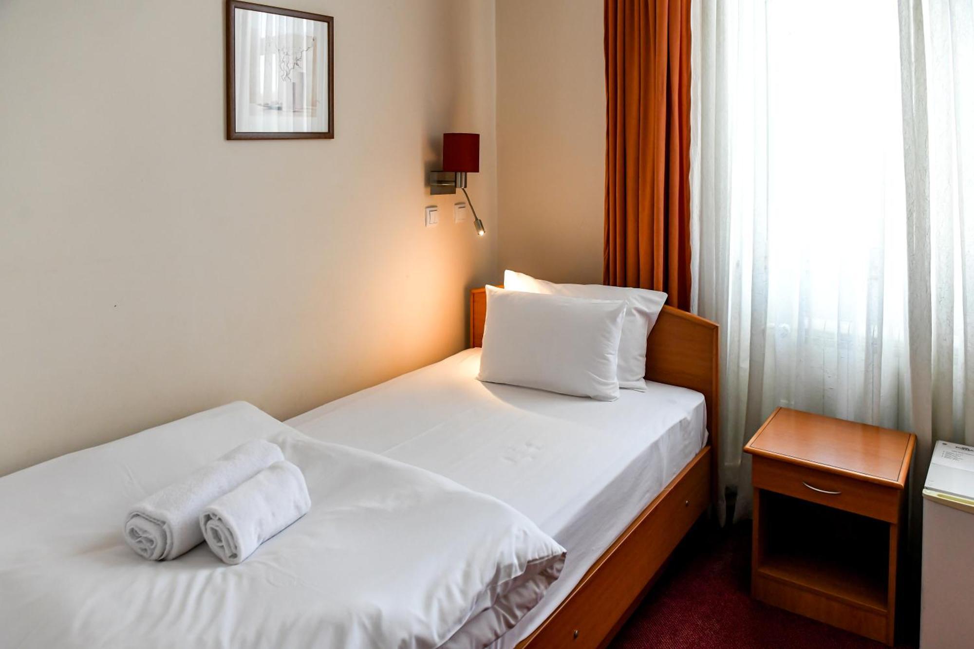 Hotel Fontana Backa Palanka Bagian luar foto