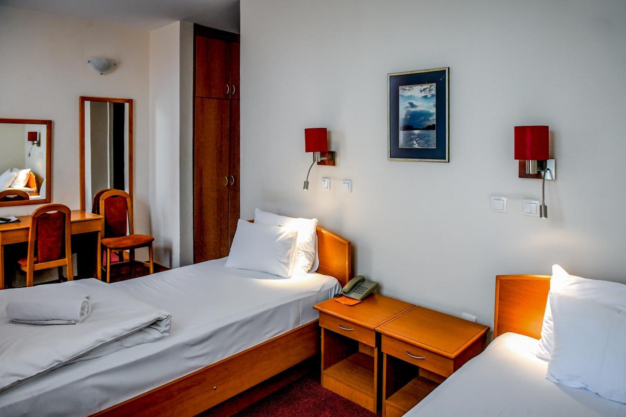 Hotel Fontana Backa Palanka Bagian luar foto