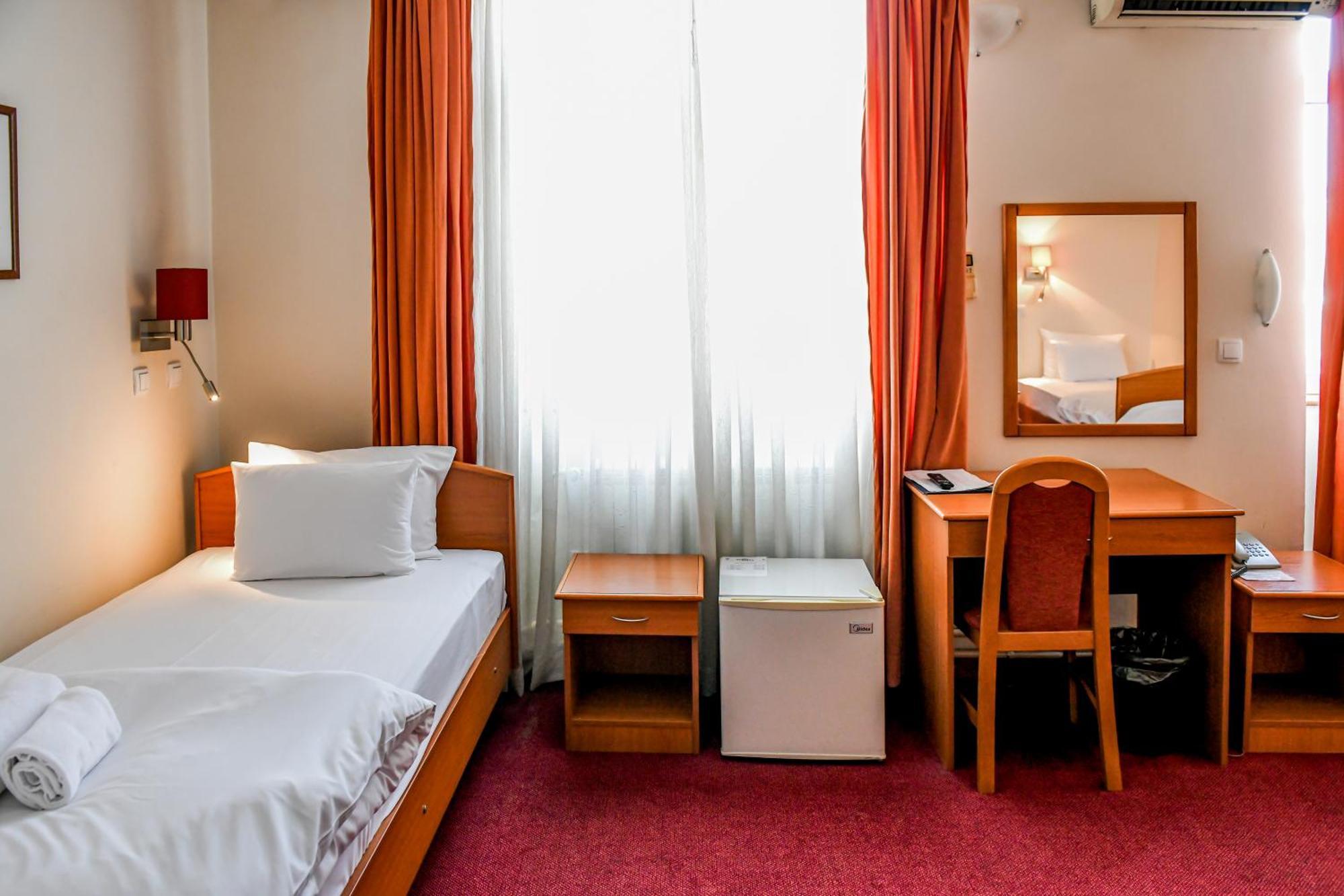 Hotel Fontana Backa Palanka Bagian luar foto