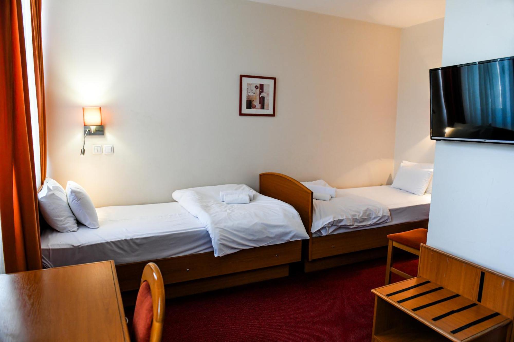 Hotel Fontana Backa Palanka Bagian luar foto