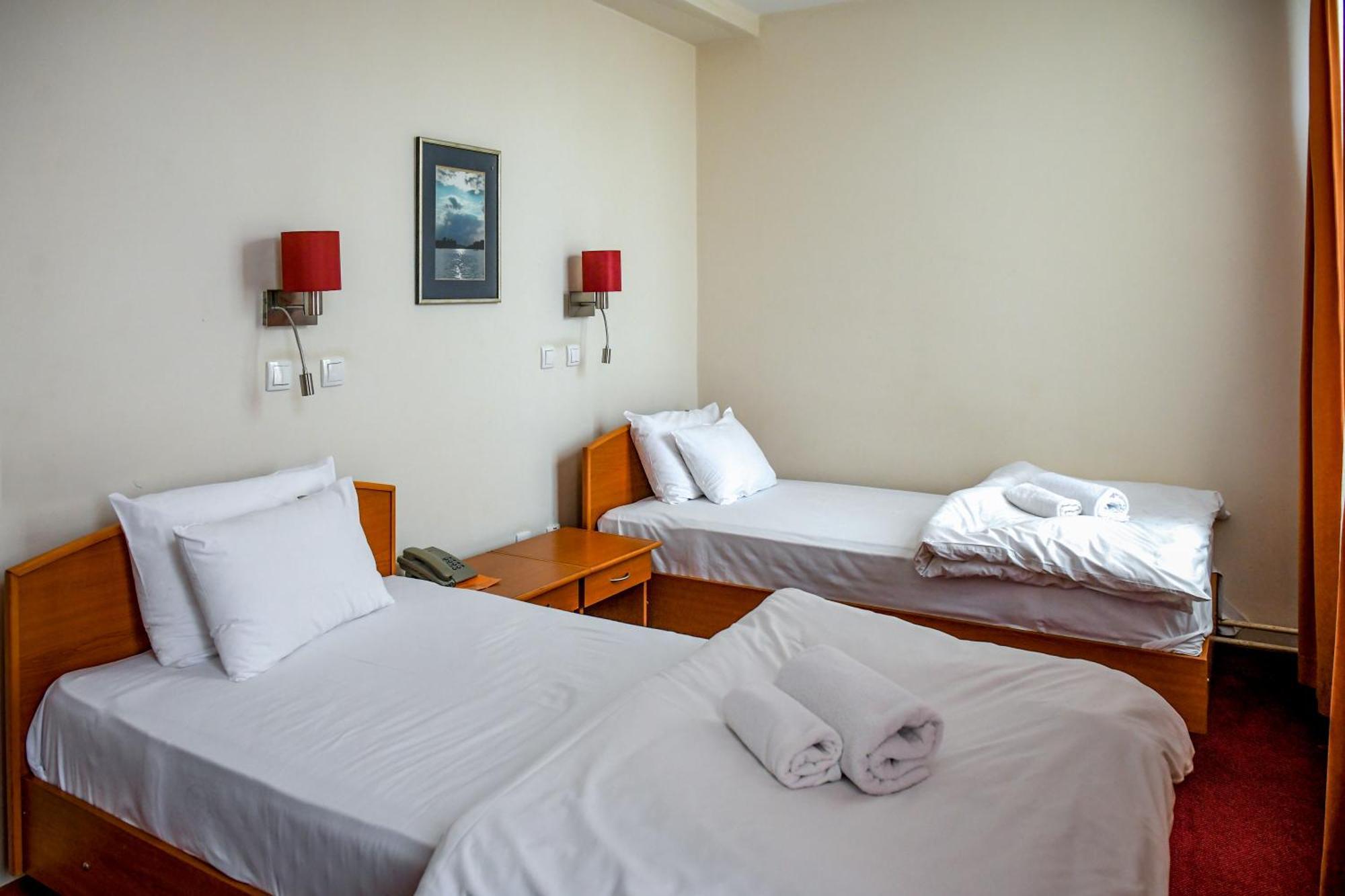 Hotel Fontana Backa Palanka Bagian luar foto