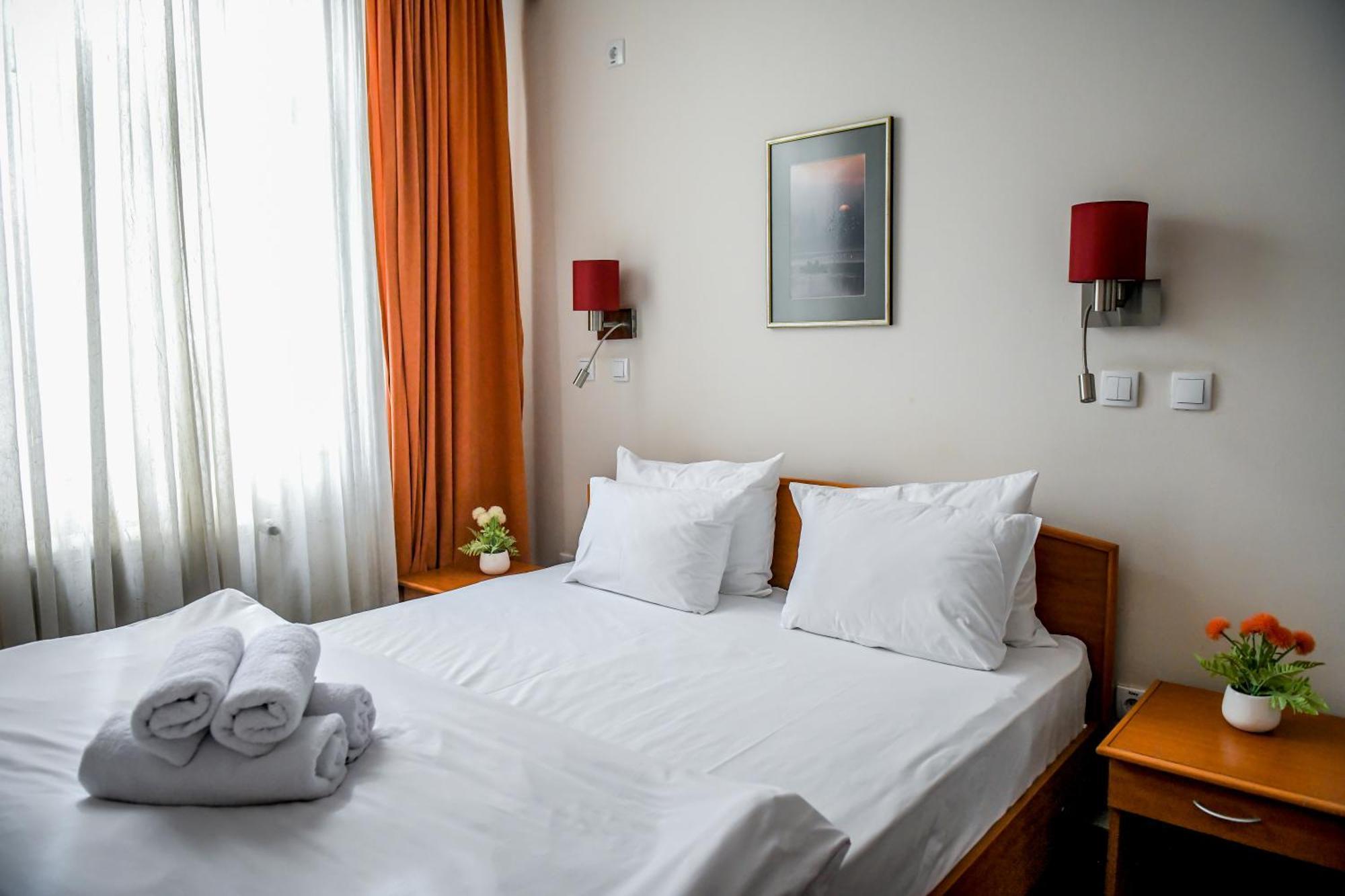 Hotel Fontana Backa Palanka Bagian luar foto