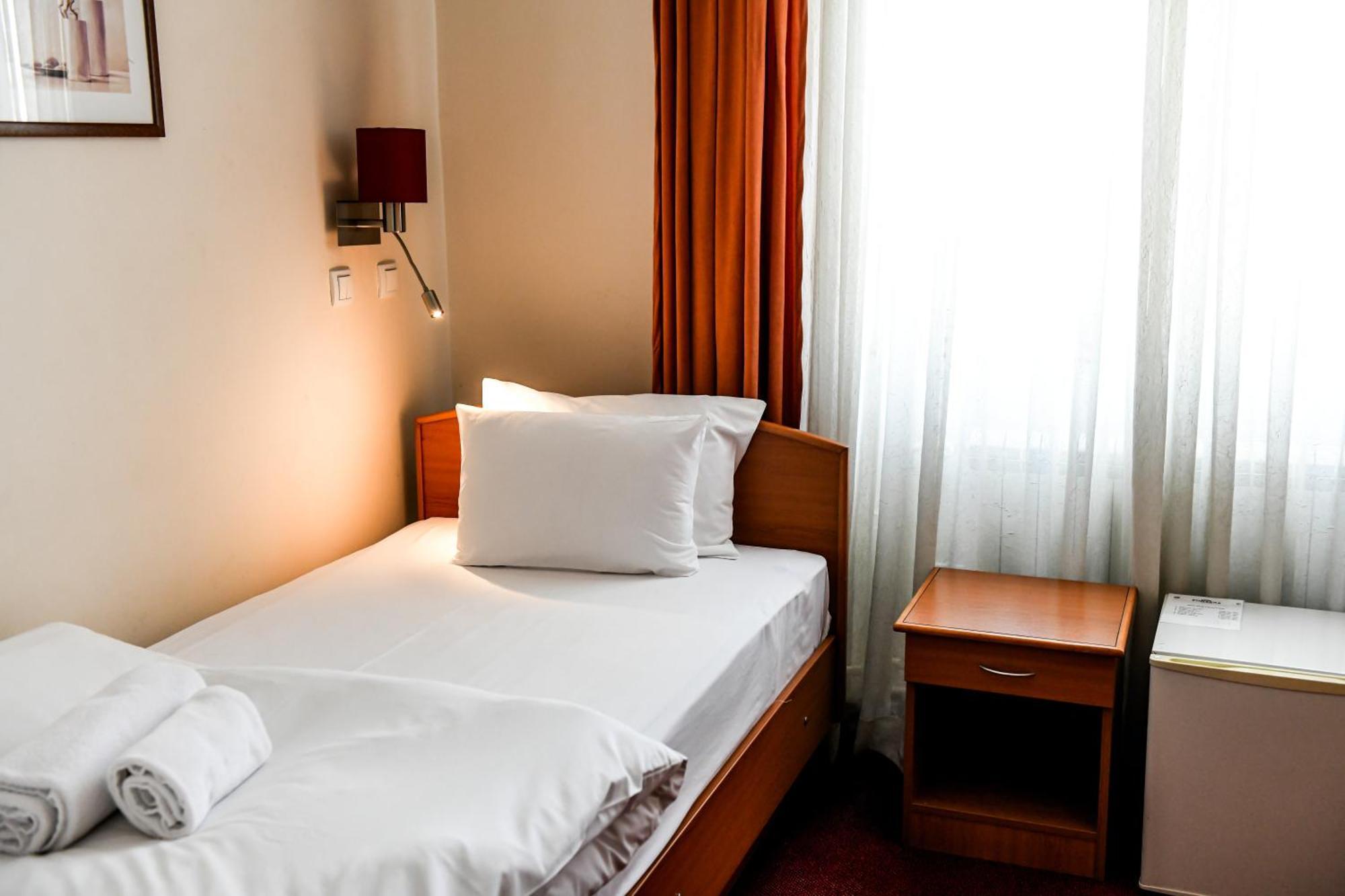 Hotel Fontana Backa Palanka Bagian luar foto
