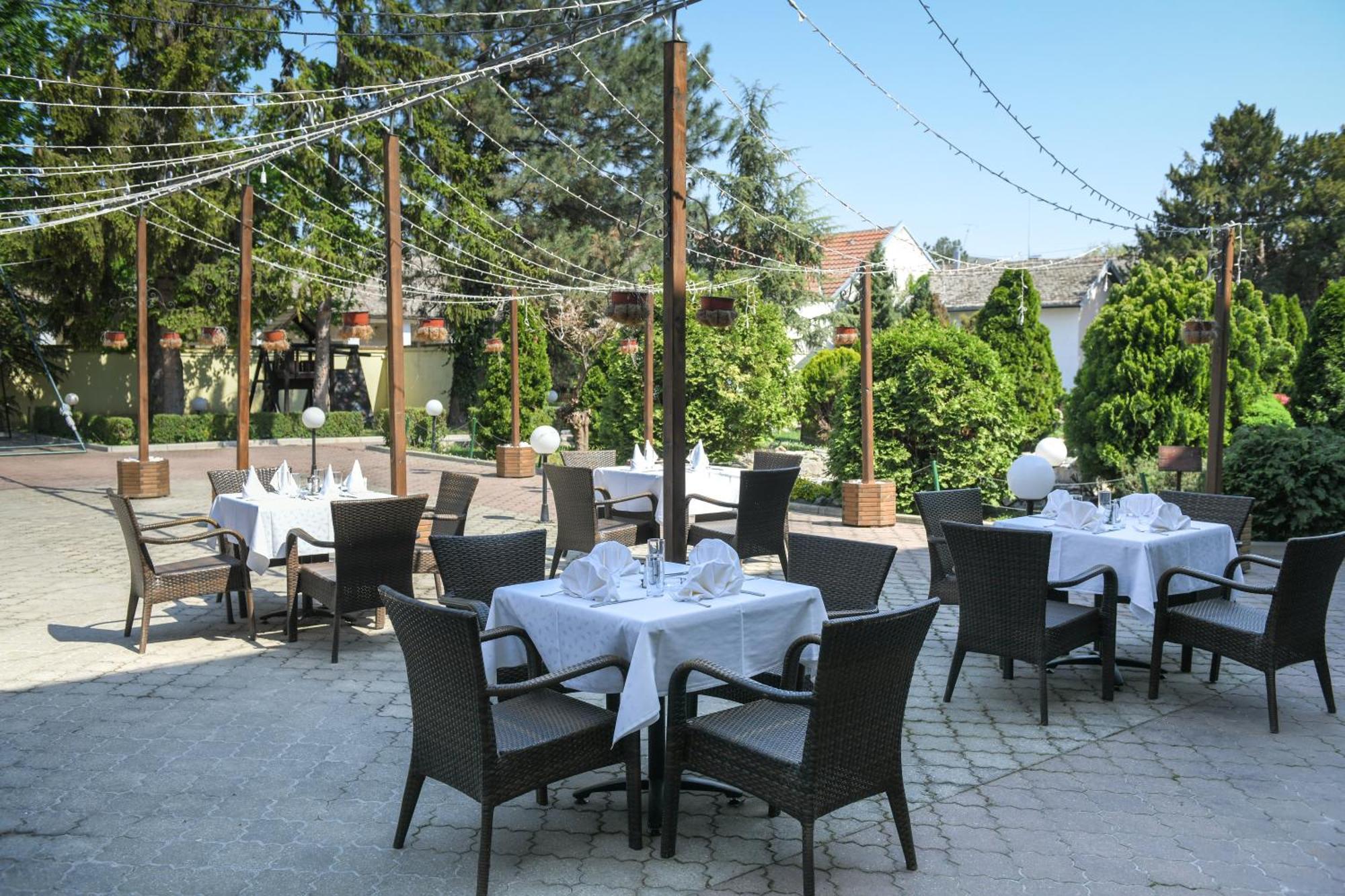 Hotel Fontana Backa Palanka Bagian luar foto