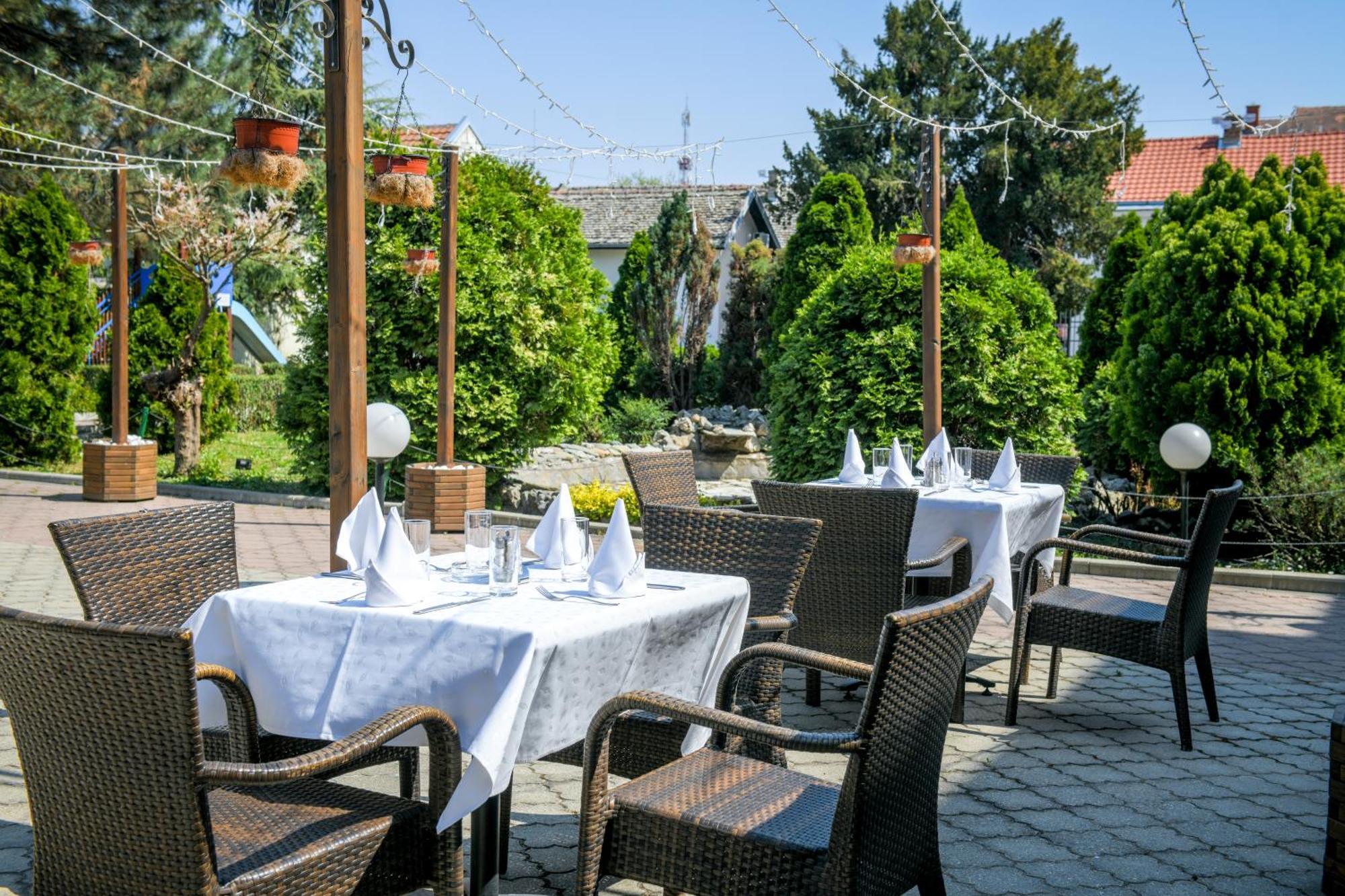 Hotel Fontana Backa Palanka Bagian luar foto